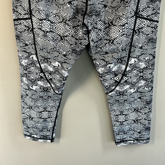 Zyia Cobra Snakeskin Metallic Light N Tight Cropped Leggings Size 14-16 - Picture 10 of 14